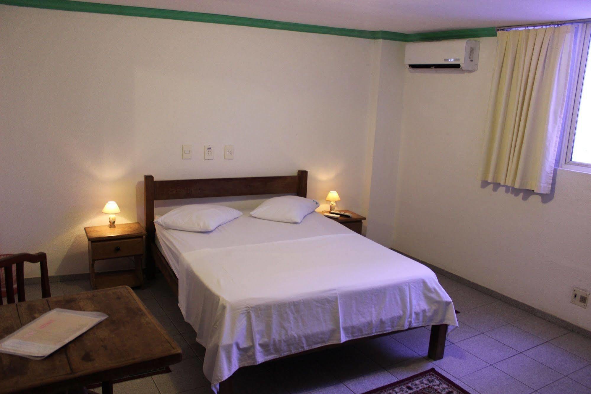 ז'אבואטו דוס גוארראפס Hotel Pousada Da Praca מראה חיצוני תמונה